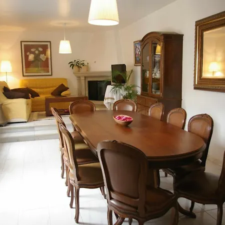Vivienda Tradicional Con Jardín Y Patio Interior *