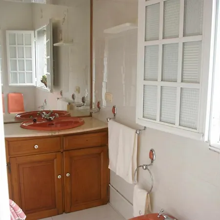 Vivienda Tradicional Con Jardin Y Patio Interior Villanueva De Arosa