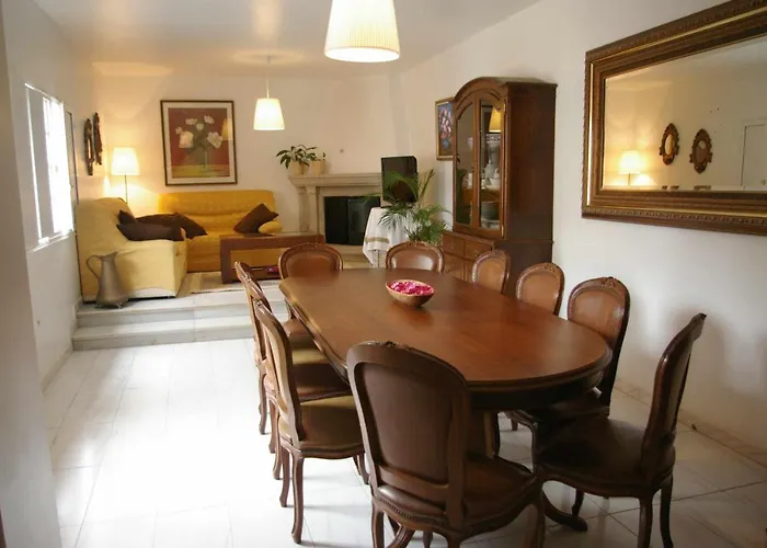 Vivienda Tradicional Con Jardin Y Patio Interior *
